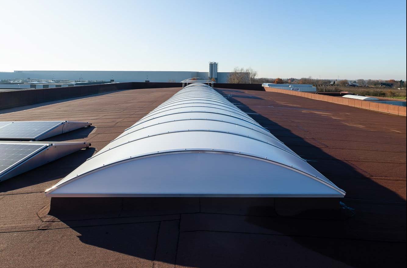 lichtstraten op dak van industriegebouw